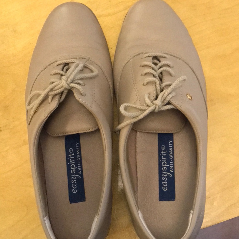 Easy Spirit antigravity Tan flats-slightly worn on heels very comfortable